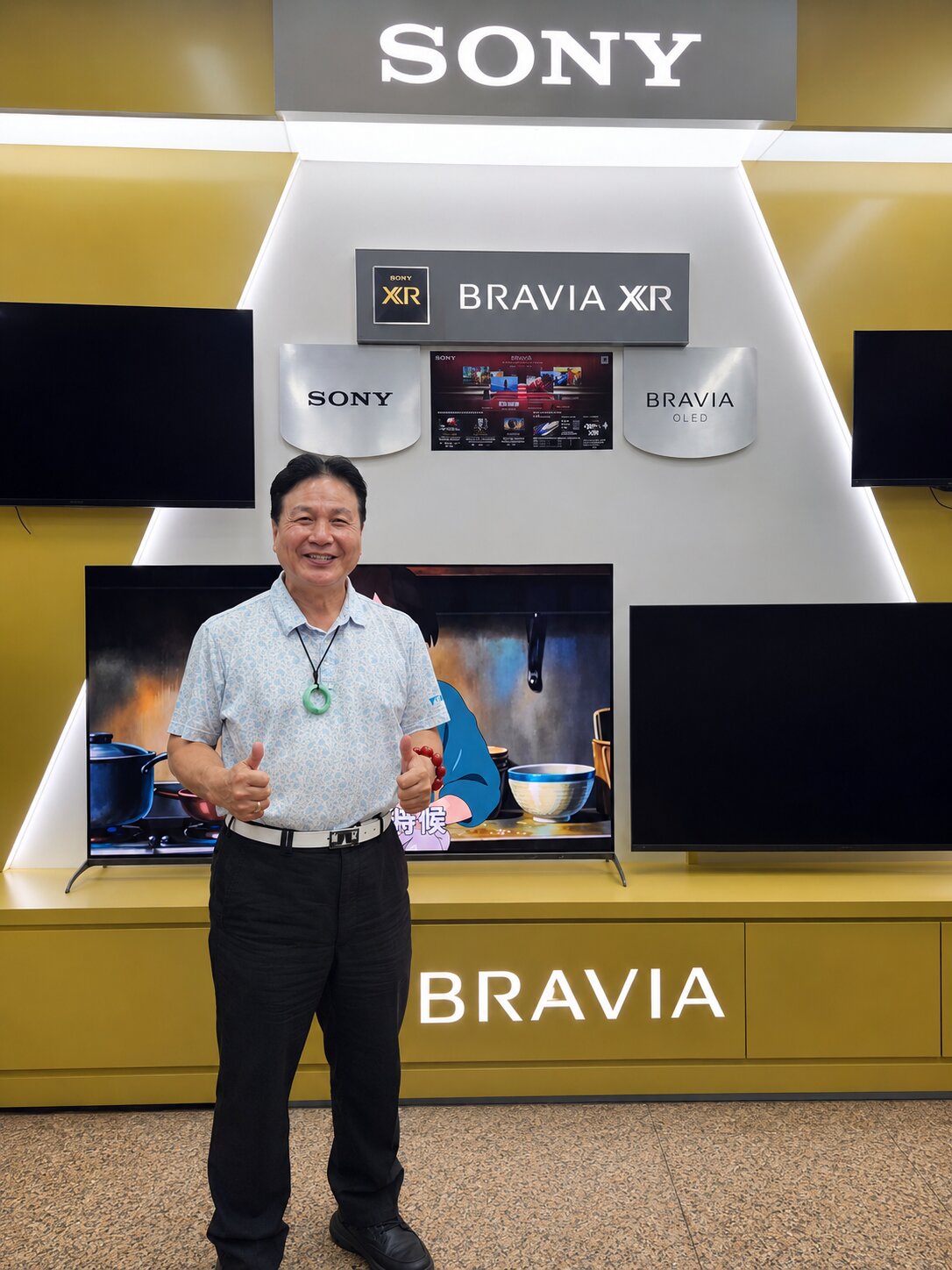 皇銘電器負責人 鄭明煌於 SONY BRAVIA 電視牆